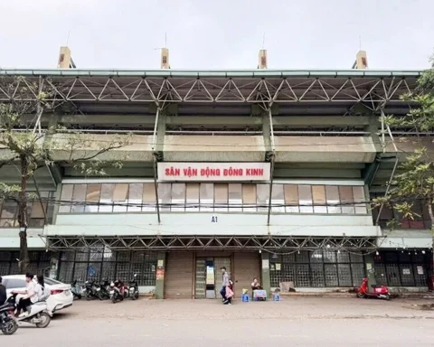 Tháo dỡ sân vận động Đông Kinh
