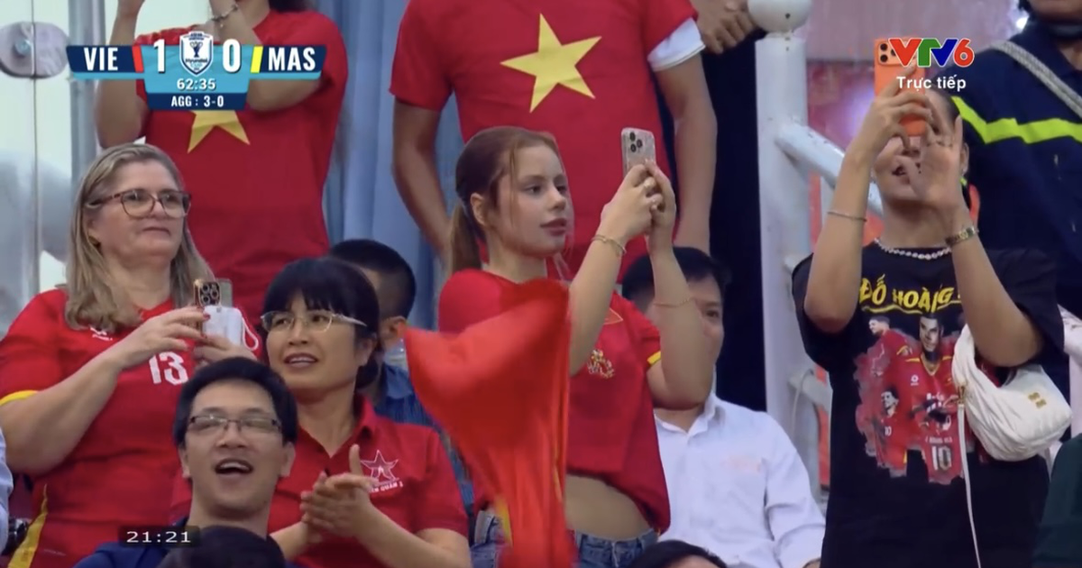 Cô gái lọt camera khi Xuân Son ghi bàn ở Mỹ Đình: Tưởng khán giả vô danh, ai ngờ là bạn gái Nguyễn Tài Lộc