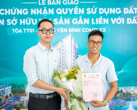 Cư dân Yên Bình Complex vui mừng nhận sổ đỏ sau 2 tháng bàn giao nhà