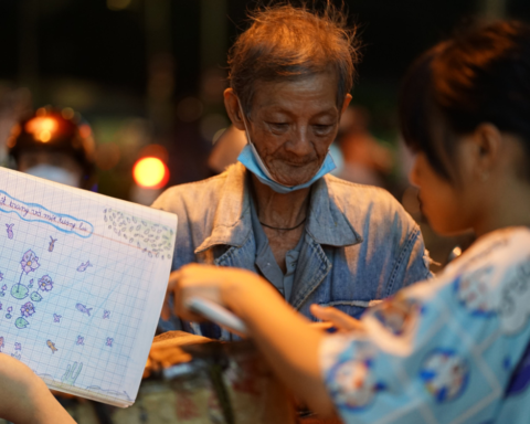 Bé gái ngày ngày theo ông ngoại nhặt ve chai, bán vé số ở TP.HCM: Cuốn vở vẽ trên tay khiến nhiều người nghẹn lòng