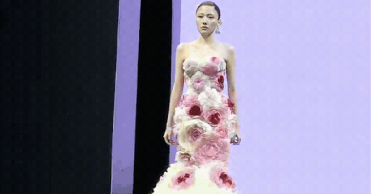Negav không giấu được cảm xúc khi Uyển Ân lần đầu catwalk