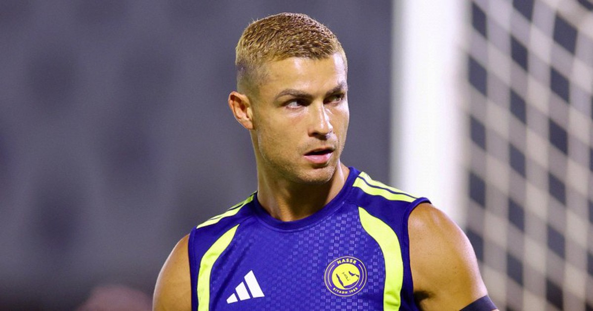 Ronaldo tóc vàng bảnh bao cực cháy tuổi 41: Lộ body vạm vỡ, bắp tay “dây điện” sẵn sàng săn mốc 1.000 bàn thắng