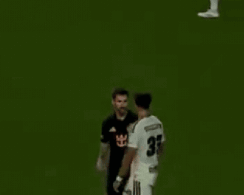 Video: Messi tát vào đầu đối thủ rồi xô xát nảy lửa, nguy cơ bị phạt nguội