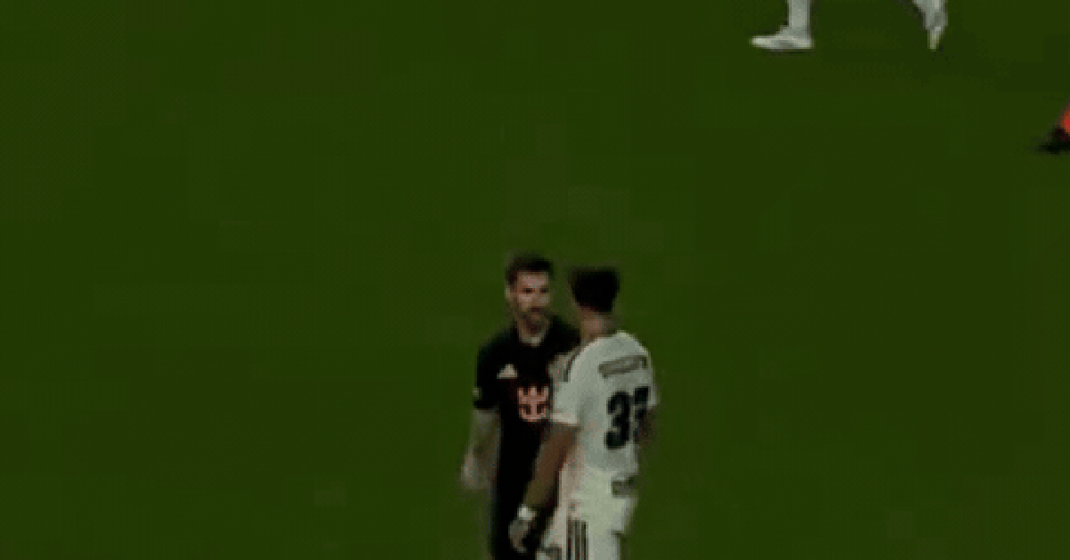 Video: Messi tát vào đầu đối thủ rồi xô xát nảy lửa, nguy cơ bị phạt nguội
