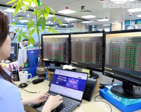 Chứng khoán ngày 19/8: VN-Index giằng co, dòng tiền chờ động lực mới