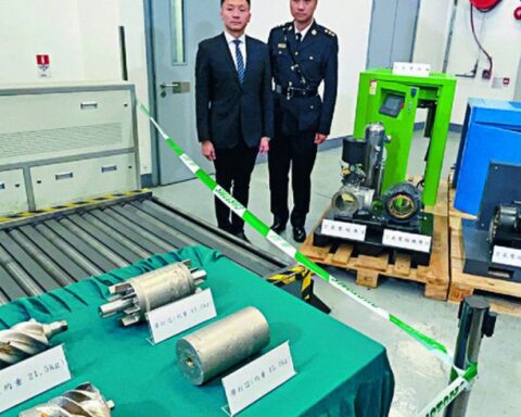 Quét tia X kiểm tra lô hàng của 1 giám đốc, hải quan tịch thu 146 kg vàng trị giá 279 tỷ đồng được đúc thành linh kiện máy móc