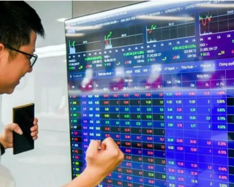 Dòng tiền ồ ạt vào nhóm chứng khoán trước giờ đón tin nâng hạng