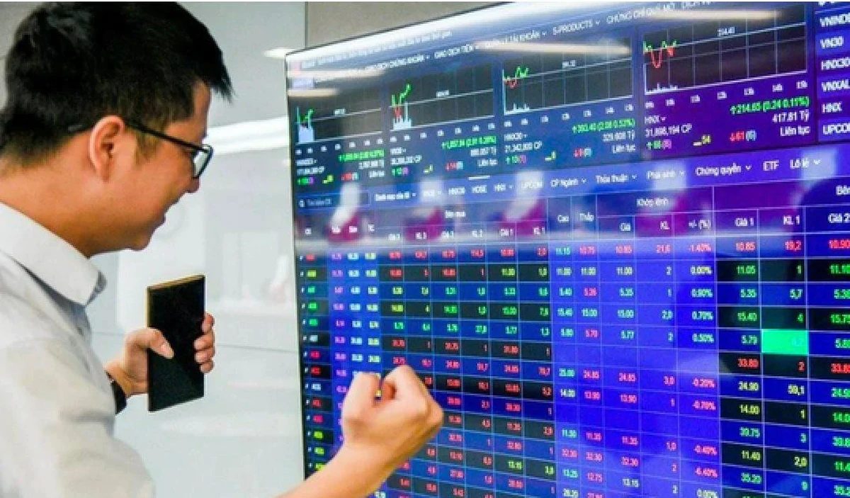 Dòng tiền ồ ạt vào nhóm chứng khoán trước giờ đón tin nâng hạng