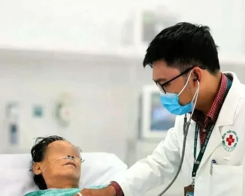 Ngừng tim giữa đường, người đàn ông được cứu sống nhờ bác sĩ tình cờ đi qua