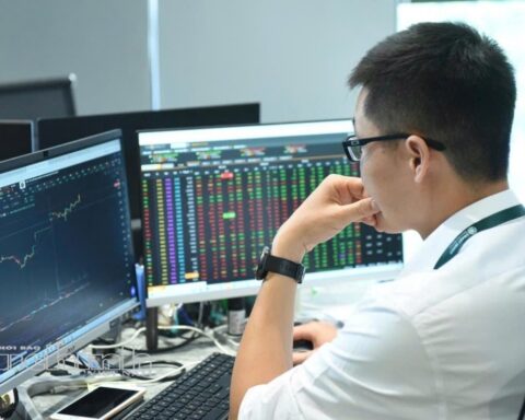 Chứng khoán ngày 20/8: VN-Index lấy lại sắc xanh, thanh khoản tiếp tục suy giảm