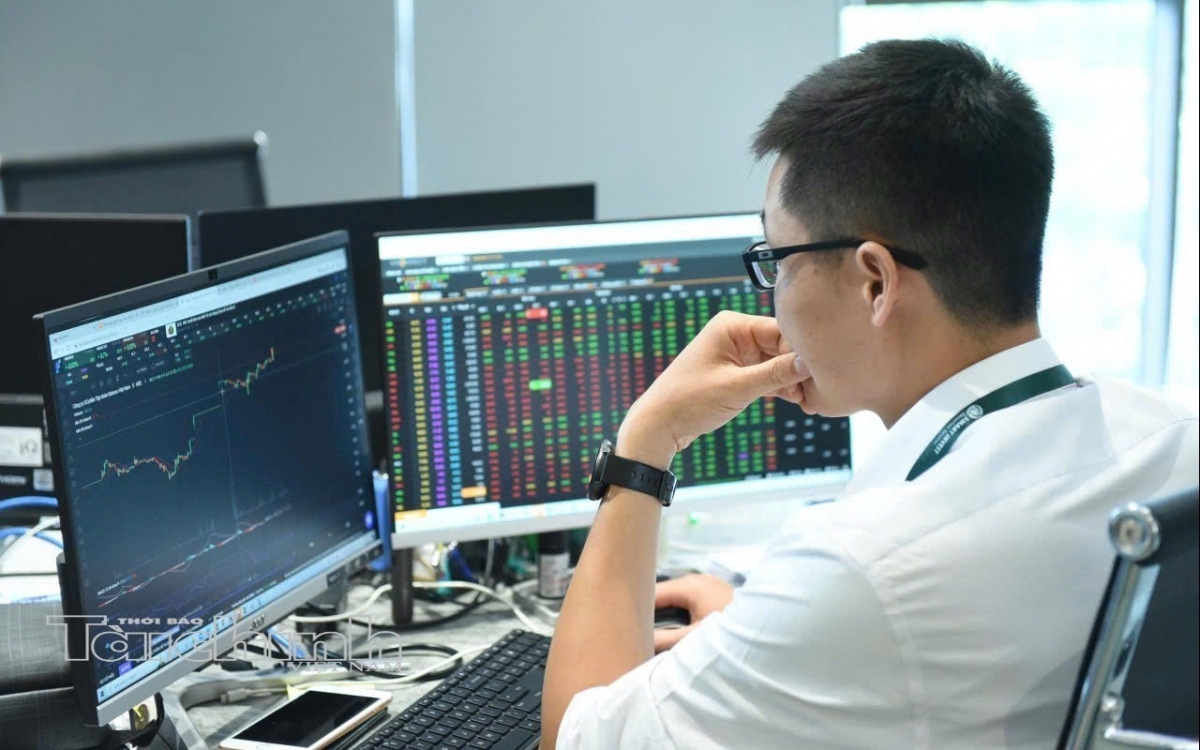 Chứng khoán ngày 20/8: VN-Index lấy lại sắc xanh, thanh khoản tiếp tục suy giảm