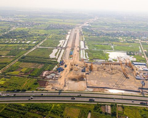 Cận cảnh đại lộ 120 m đang thành hình, mở đường vào sân vận động 135.000 chỗ