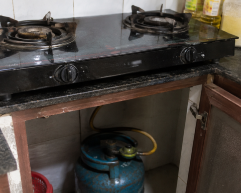 Ngửi thấy mùi gas trong bếp nên làm gì đầu tiên?