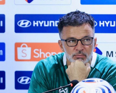 HLV Thái Lan bắt học trò nhìn ĐT Việt Nam ăn mừng: “Khắc cốt ghi tâm để đòi nợ ở lượt về!”