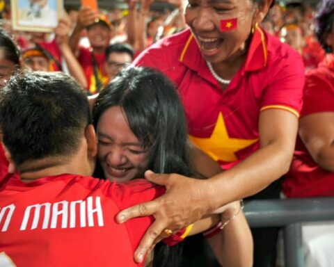 Xuân Mạnh hạnh phúc vỡ oà ôm mẹ và vợ, nàng WAG xứ Nghệ bật khóc ăn mừng ĐT Việt Nam thắng Thái Lan