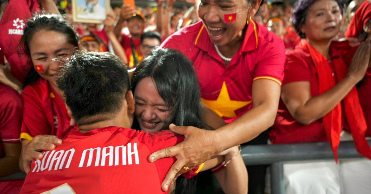 Xuân Mạnh hạnh phúc vỡ oà ôm mẹ và vợ, nàng WAG xứ Nghệ bật khóc ăn mừng ĐT Việt Nam thắng Thái Lan
