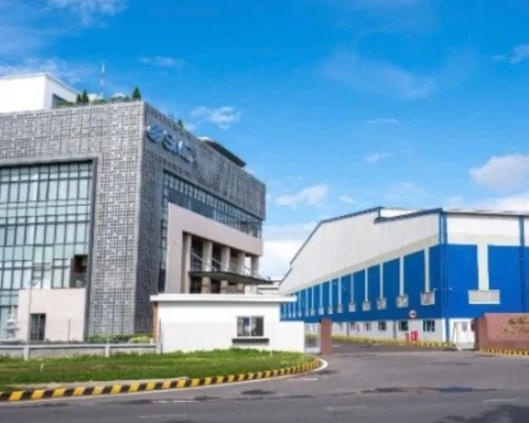 Động thái trái ngược giữa 2 doanh nghiệp