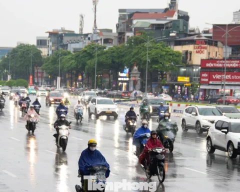 Nhiều ‘rốn ngập’ ở Hà Nội thoát cảnh ngập sâu sau mưa lớn dồn dập