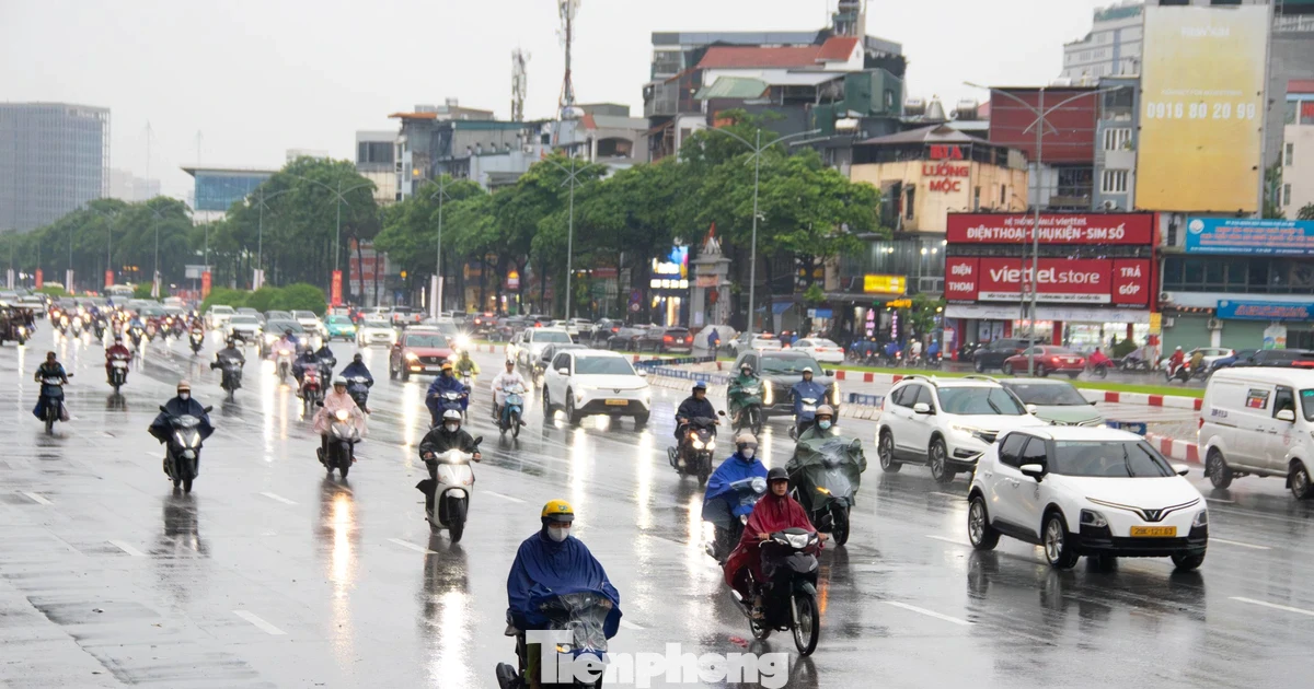 Nhiều ‘rốn ngập’ ở Hà Nội thoát cảnh ngập sâu sau mưa lớn dồn dập