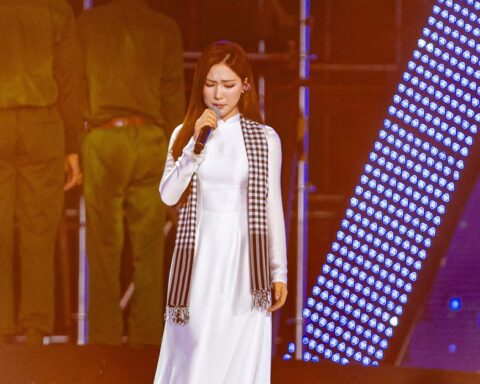 Giọt nước mắt khiến cả nước xúc động của Hòa Minzy