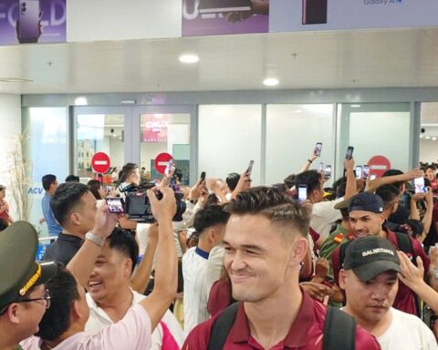 Tuyển Việt Nam về đến Hà Nội trong vòng tay yêu thương của người hâm mộ, an toàn sau 2 giờ hoãn chuyến bay
