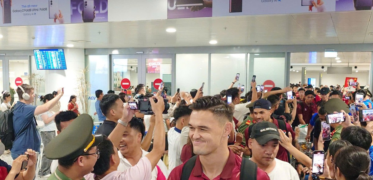 Tuyển Việt Nam về đến Hà Nội trong vòng tay yêu thương của người hâm mộ, an toàn sau 2 giờ hoãn chuyến bay