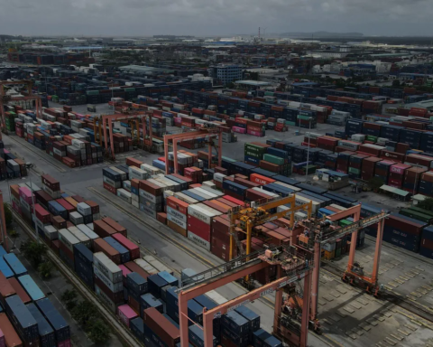 Mua, bán hàng hoá với nước ngoài qua thương mại điện tử phải xác thực định danh