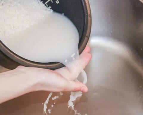 Vì sao không nên vo gạo 2 lần trong nồi cơm điện?