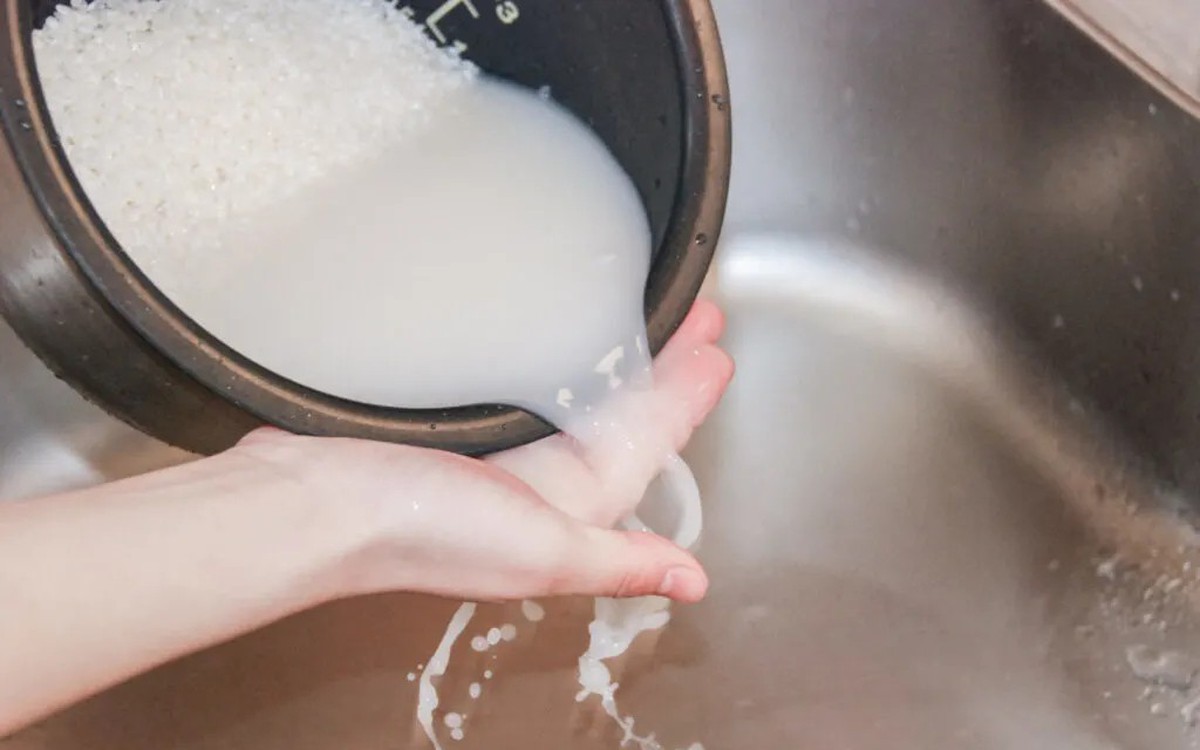 Vì sao không nên vo gạo 2 lần trong nồi cơm điện?