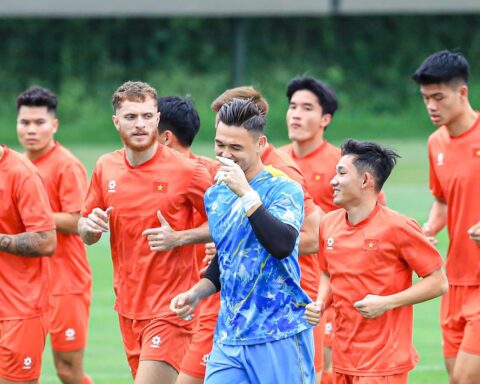 Lê Giang Patrik xuất hiện với ngón tay băng kín, tíu tít trò chuyện cùng Hai Long trong buổi tập của tuyển Việt Nam