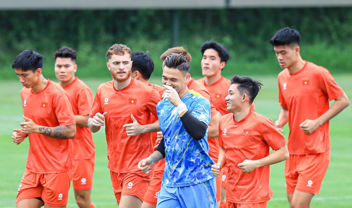 Lê Giang Patrik xuất hiện với ngón tay băng kín, tíu tít trò chuyện cùng Hai Long trong buổi tập của tuyển Việt Nam