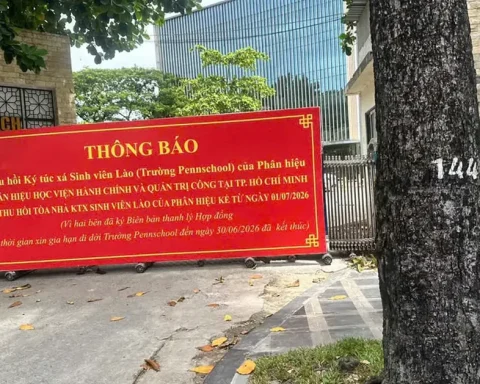 Trường thông báo đóng cửa trong ngày đầu tựu trường, học sinh chới với