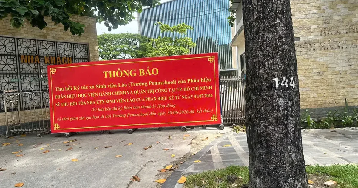 Trường thông báo đóng cửa trong ngày đầu tựu trường, học sinh chới với