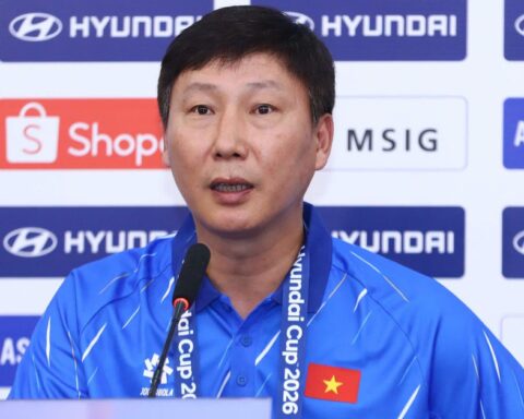 “Cháy” vé chung kết lượt về ASEAN Cup, HLV Kim Sang-sik: “Có nhiều người hỏi tôi xin vé, chắc tôi phải tắt điện thoại thôi”