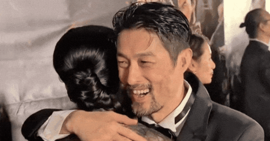 Ánh mắt của Huy Trần khi nhìn Ngô Thanh Vân và Johnny Trí Nguyễn ôm nhau đang gây xôn xao