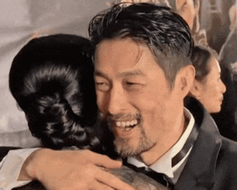 Ánh mắt của Huy Trần khi nhìn Ngô Thanh Vân và Johnny Trí Nguyễn ôm nhau đang gây xôn xao