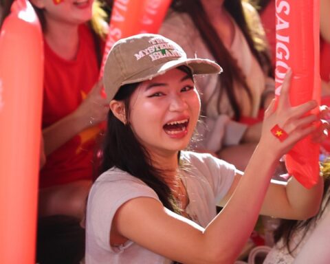 Cổ động viên SVĐ Mỹ Đình vỡ oà sau bàn gỡ hòa của Hoàng Hên!