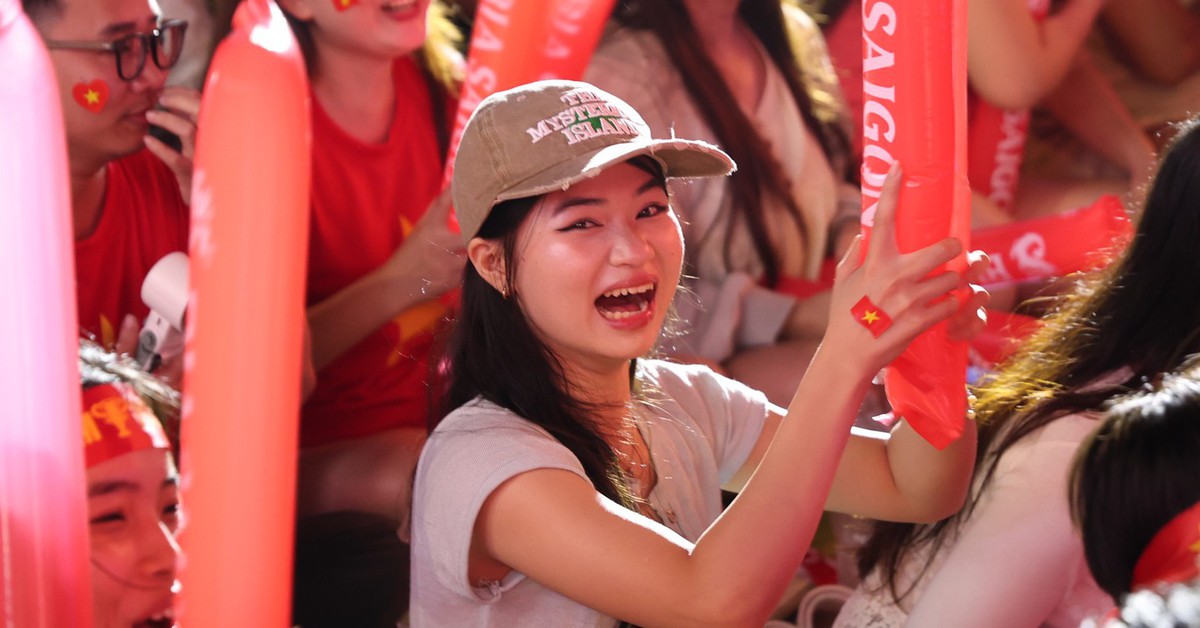 Cổ động viên SVĐ Mỹ Đình vỡ oà sau bàn gỡ hòa của Hoàng Hên!