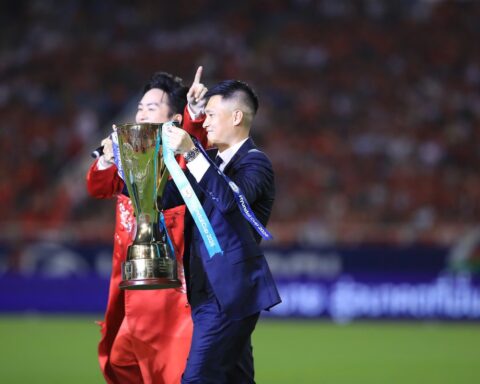Danh thủ Công Vinh diện vest bảnh bao, giơ cao chiếc cúp vô địch ASEAN Cup 2026 trước hàng ngàn CĐV ở Mỹ Đình