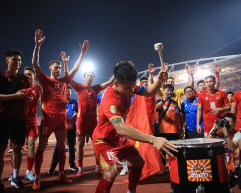 Video: Quang Hải “cosplay” thánh meme Haaland, đánh trống cho toàn đội Việt Nam Viking ăn mừng khi vô địch Asean Cup 2026