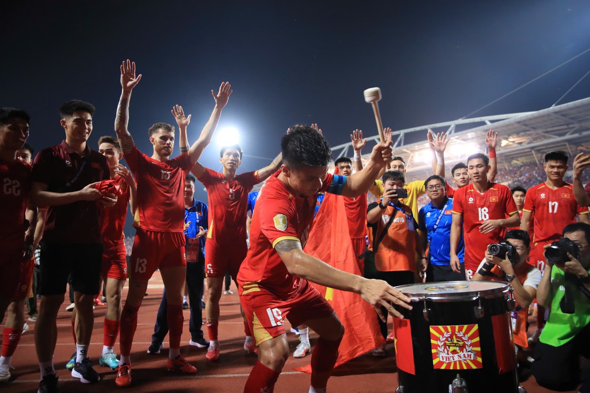 Video: Quang Hải “cosplay” thánh meme Haaland, đánh trống cho toàn đội Việt Nam Viking ăn mừng khi vô địch Asean Cup 2026