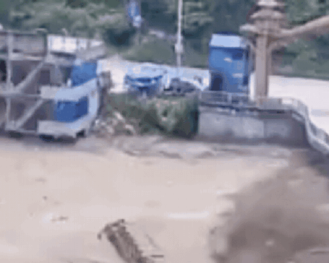 Ít nhất 150 người đã thiệt mạng khi lũ quét cuốn trôi hàng trăm du khách ở biên giới Nepal – Trung Quốc: Cây cầu sụp đổ trong tích tắc, cứu hộ gấp rút từng giây