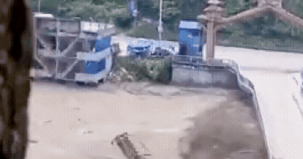 Ít nhất 150 người đã thiệt mạng khi lũ quét cuốn trôi hàng trăm du khách ở biên giới Nepal – Trung Quốc: Cây cầu sụp đổ trong tích tắc, cứu hộ gấp rút từng giây