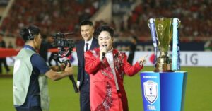 “Tùng Dương vừa hát vừa nhảy quanh Công Vinh như múa lân”