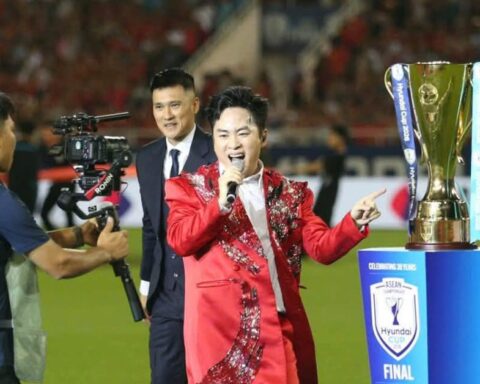 “Tùng Dương vừa hát vừa nhảy quanh Công Vinh như múa lân”