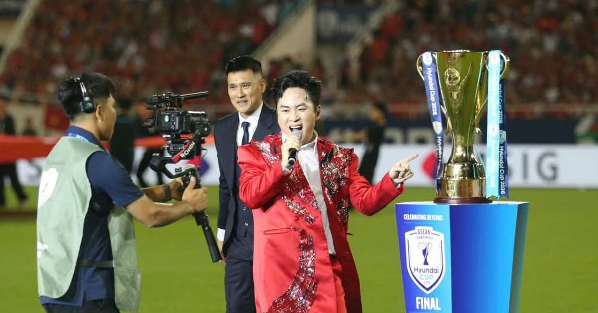 “Tùng Dương vừa hát vừa nhảy quanh Công Vinh như múa lân”