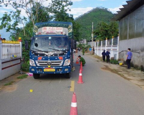 Tài xế ô tô lùi xe khiến 2 cháu bé tử vong thương tâm