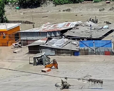 VIDEO: Nạn nhân trận lũ quét ở Nepal bơi trong đống hoang tàn