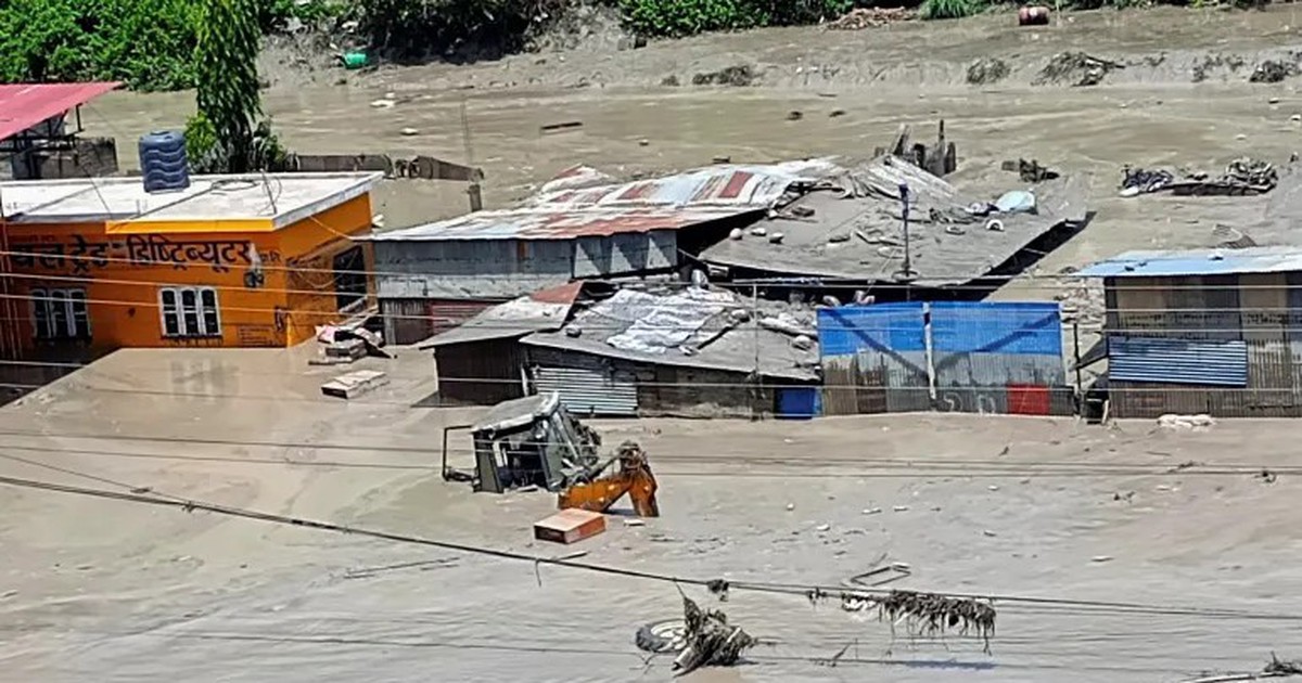 VIDEO: Nạn nhân trận lũ quét ở Nepal bơi trong đống hoang tàn