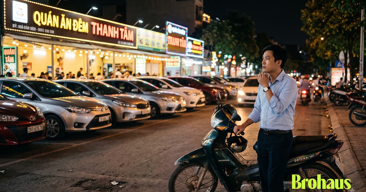 Nhóm bạn cấp ba của tôi có năm người, giờ trong ảnh check in chỉ còn tôi đứng cạnh xe máy